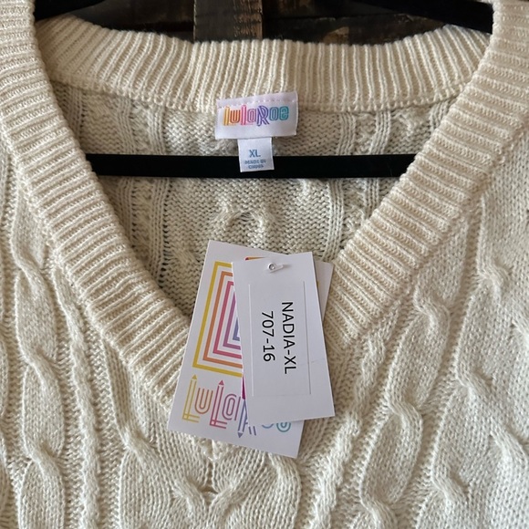 LuLaRoe Nadia Sweater V-Neck Vest sleeveless with rib binding on collar NWT XL - Picture 3 of 5